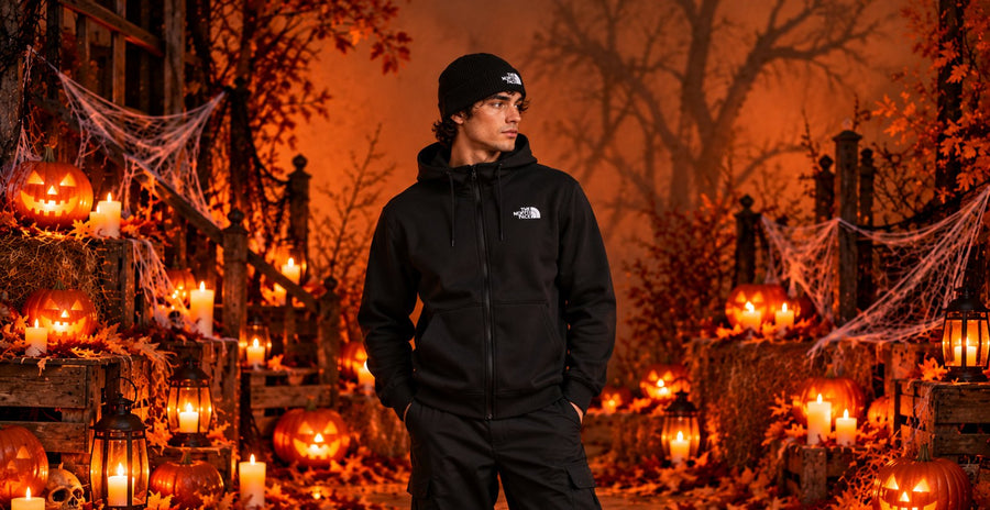 Ragazzo con felpa con cappuccio e zip The North Face nera e berretto nero, in versione Halloween